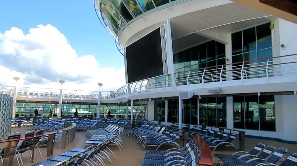 Den nye videoskjermen ved bassenget på Explorer of the Seas