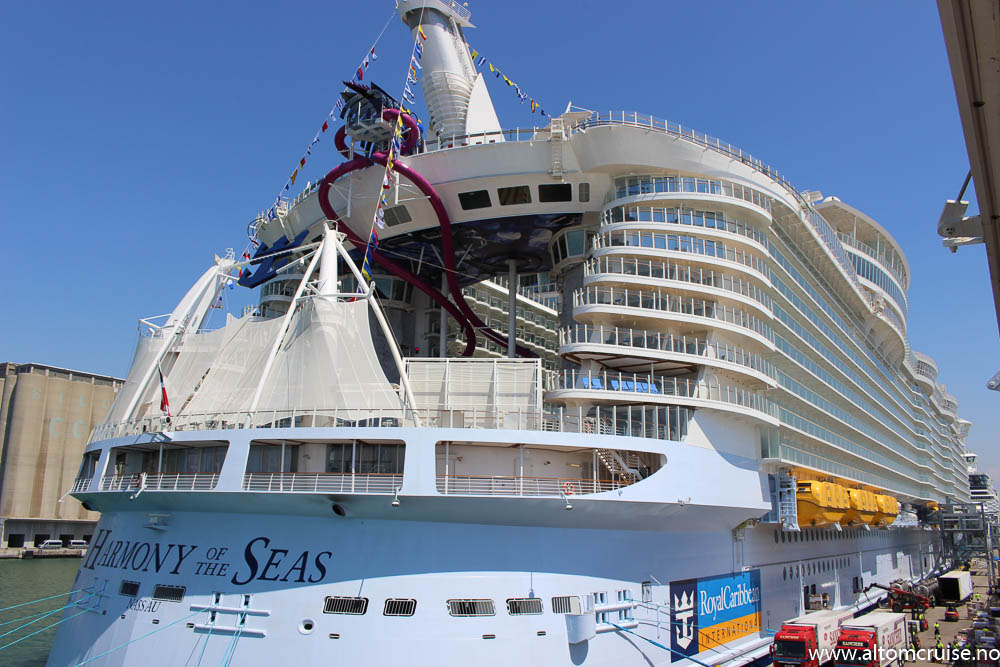 Harmony of the Seas til kai i Barcelona